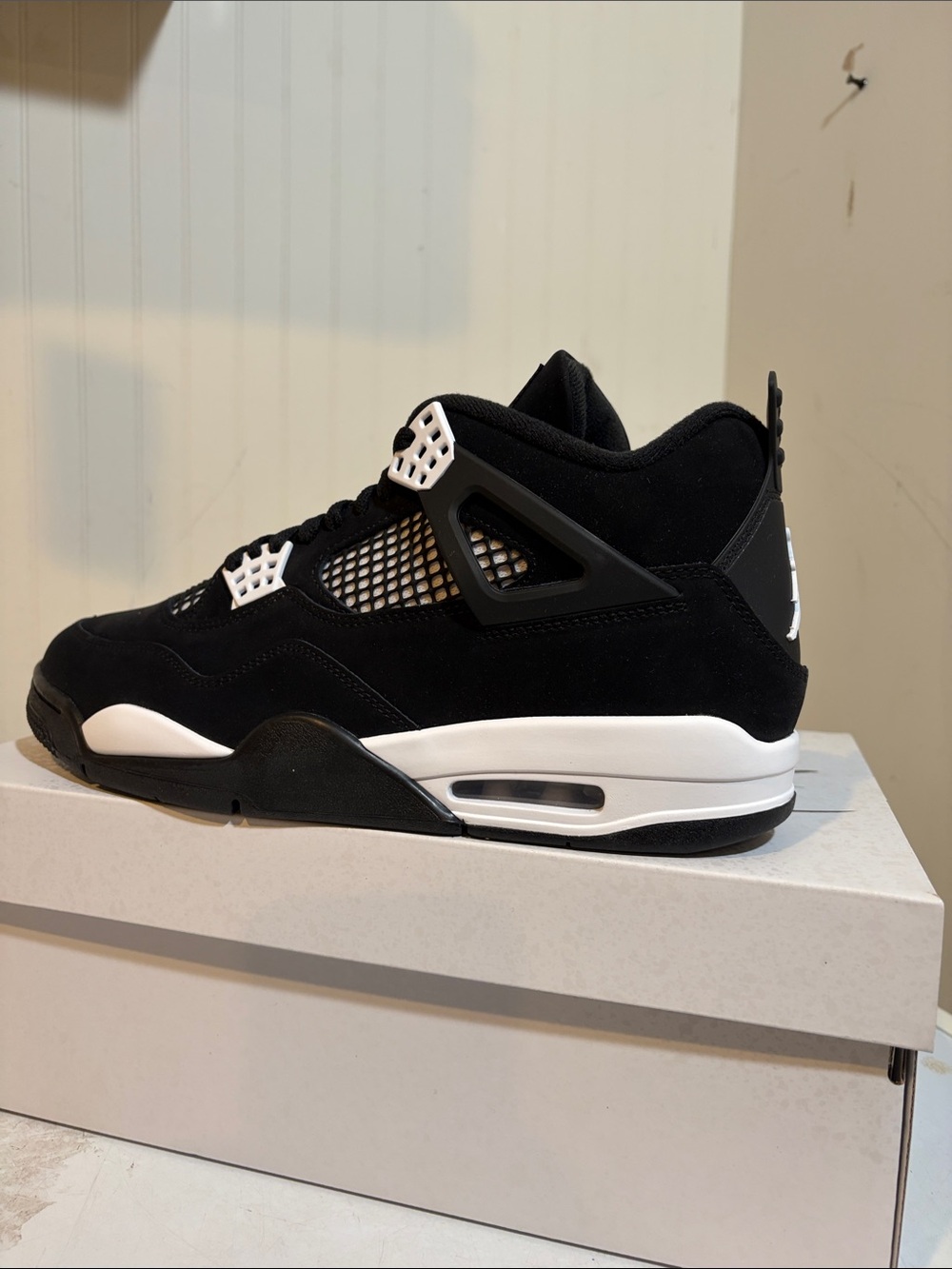 Jordan 4 Retro “White Thunder” DEADSTOCK!!!! BNIB! FQ8138-001. 8/24 release!!